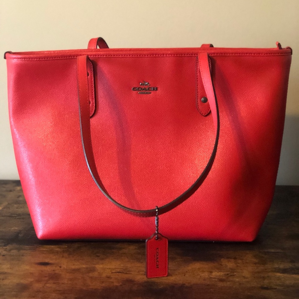 Coach Tote with zip